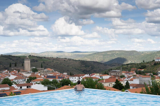 Uma noite em quarto duplo com pequeno-almoço para 2 no Hotel Freixo Douro Superior em Freixo de Espada à Cinta (Bragança)