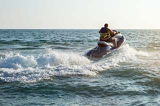 Jet Ski na Praia de Santo Amaro de Oeiras | Para 2 pessoas - 30 min | Aquastart
