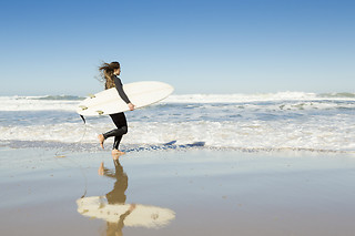 Uma aula de surf para 1 em Onda Pura - Surf School em Matosinhos (Porto)
