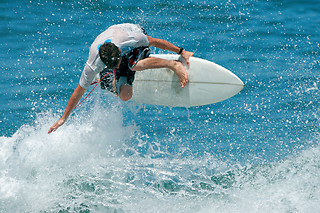 Uma aula de surf para 1 em Onda Pura - Surf School em Matosinhos (Porto)