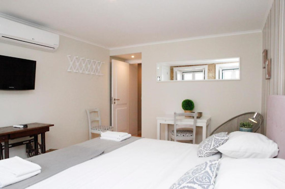 Uma noite em quarto duplo/twin com pequeno-almoço para 2 by Flores Guest House em Mem Martins (Lisboa)