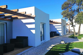 Estadia Familiar em Apartamento T2 com Pequeno-Almoço | Furnaka Eco Village (Lourinhã)