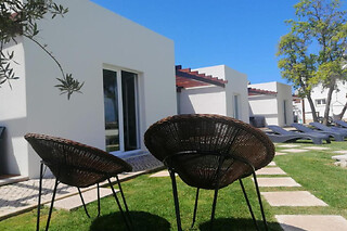 Estadia Familiar em Apartamento T2 com Pequeno-Almoço | Furnaka Eco Village (Lourinhã)
