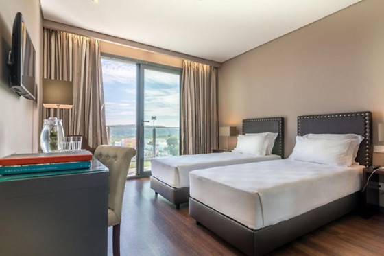 Uma Noite em Quarto Duplo/Twin com Pequeno-Almoço + Degustação para 2 | Casa do Adro Hotel (Santarém)