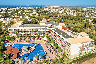 Uma noite em quarto duplo com pequeno-almoço e um jantar para 2 em Hotel Baía Grande**** em Albufeira (Faro)