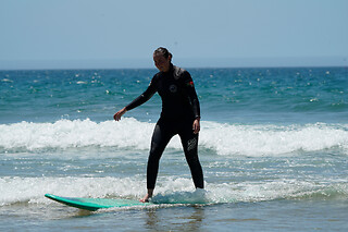 Uma aula de surf em grupo para 1 em West Locals Surf School (Setúbal)