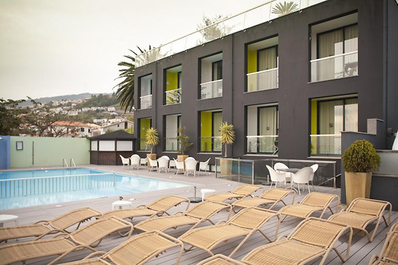 Uma noite em quarto duplo com pequeno-almoço para 2 em Hotel Quinta Mirabela***** em Funchal (Madeira)